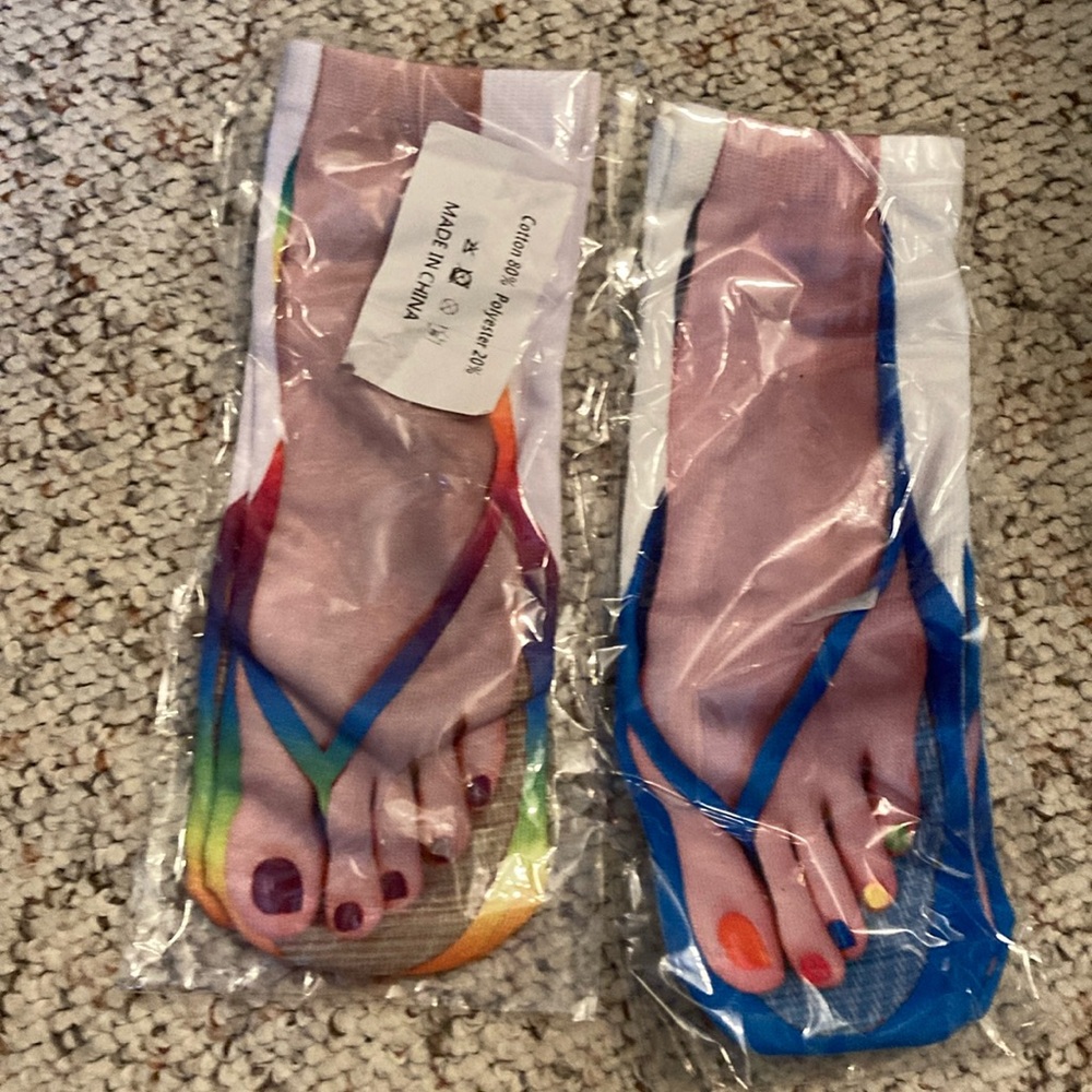 5 for $25 💸💸💸💸💸 
Sizes 8-10 women’s socks